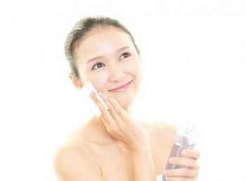 収れん化粧水を使う女性