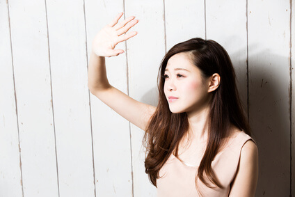 紫外線ダメージを実感する女性
