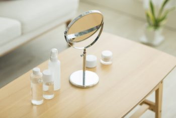化粧水パックに必要な化粧品と鏡のイメージ