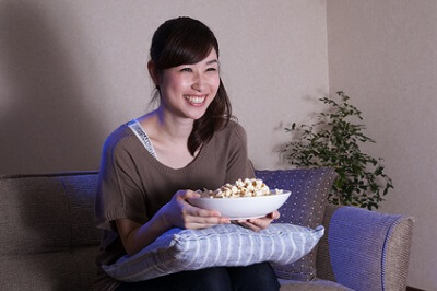 夜更かしで睡眠不足になる女性