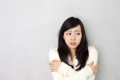 乾燥肌で静電気を恐れる女性