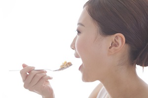 お肌の肌理（キメ）を整える食生活の女性