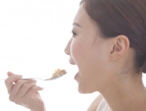 食べ物をしっかりと噛むことで表情筋対策する女性