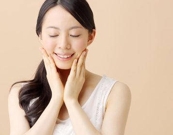 冬の乾燥肌対策のために十分に保湿する女性