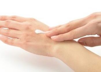 ハンドクリームで指荒れをケアする女性の手