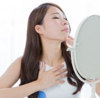 下あごのしわを気にする女性
