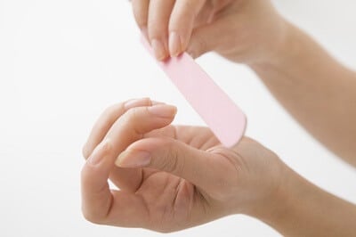 トラブルを抱えないよう爪のケアする女性の手