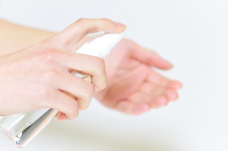 手に保湿化粧水をつける女性