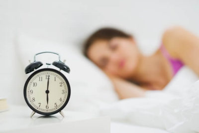 メイクをクレンジング料で落としてよく眠る女性