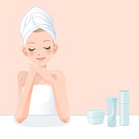 保湿クリームを使ってリラックスする女性