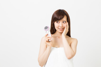 美顔器でむくみケアをする女性