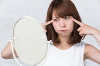 洗顔の目的とは何か考える女性