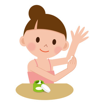 ひじ、ひざ、かかとに尿素クリームを使う女性