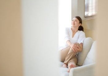 日常生活から乾燥肌を改善する女性