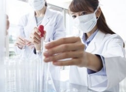 保湿クリームなどのエイジングケア化粧品を開発していると思われる研究員