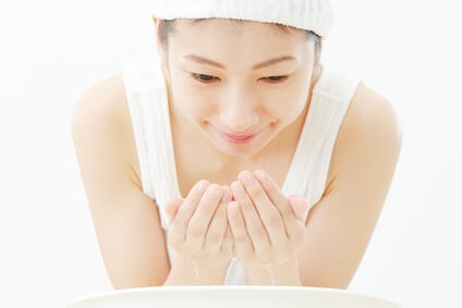 洗顔のしすぎに気をつかう女性