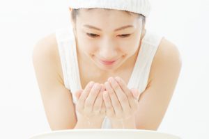 クレンジングでメイクを落す女性