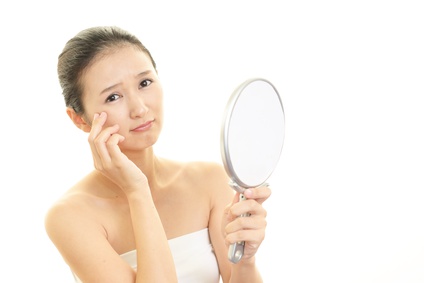 加齢でターンオーバーが遅くなっていて憂鬱な女性の写真