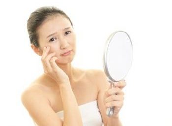 目元のしわに悩む女性
