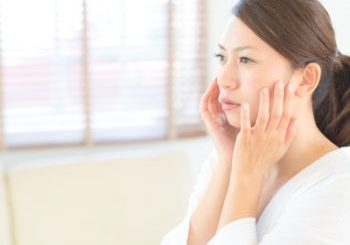 くすみで悩む女性