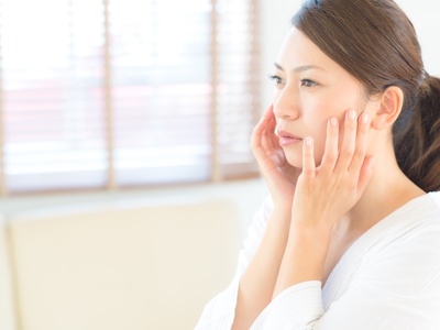 クレンジング後にお肌が乾燥している女性