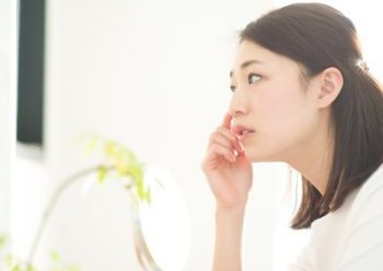 肌荒れの初期症状が現れた女性