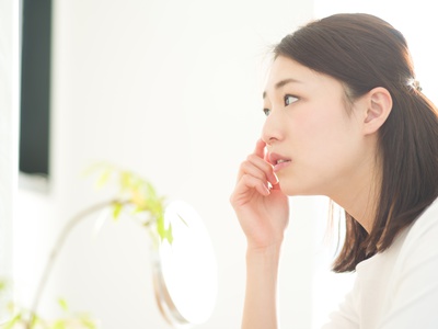 目の下のたるみを気にする女性