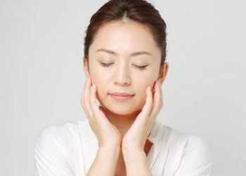 十分な保湿で乾燥による小じわ、ちりめんじわの対策をする女性