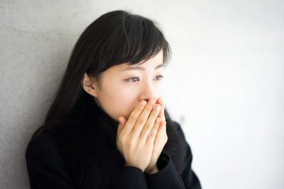 血行不良によるひび割れやあかぎれに悩む女性