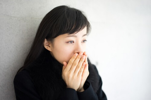 静電気で髪の毛が痛んだ女性