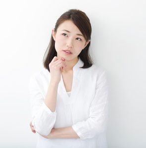 敏感肌化粧品の選び方に悩む女性