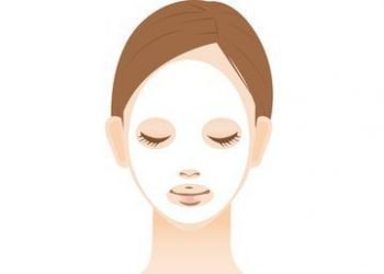フェイスマスクでエイジングケアをしている女性