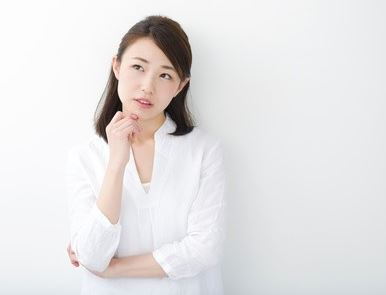 グリセリンとは何かについて考える女性