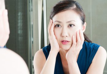 エイジングインデックスを気にする40代の女性