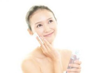 ふき取り化粧水を使う女性