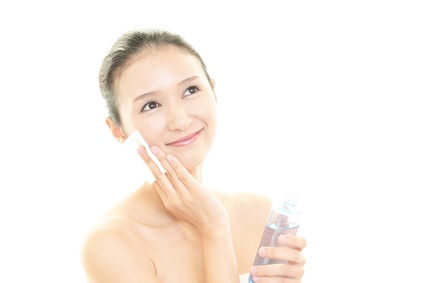紫外線を浴びてできたシミを化粧水でケアする女性