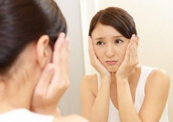 むくみで朝の寝起きにほうれい線が目立つ女性