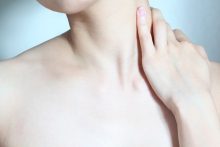 デコルテのケアをする女性