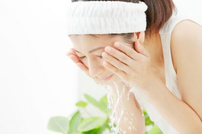 洗顔料・クレンジング料でエイジングケアする女性