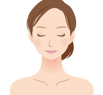 メイクでたるみ毛穴を改善する女性