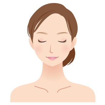 眉間にしわをつくらない穏やかな表情の女性