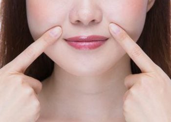 ほうれい線が気になり予防しようとする女性