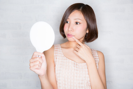 エラスチンの役割を確認する女性