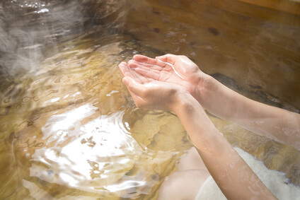 半身浴で体を温めて、むくみの解消をする女性