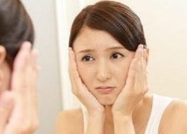 脂性肌（オイリー肌）の7つの原因に悩む女性