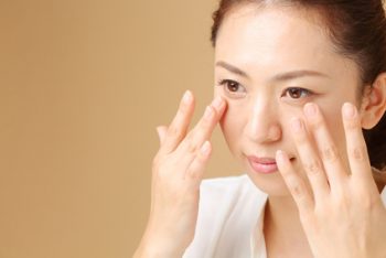 目元のたるみの原因の二つの要素を気にしている女性