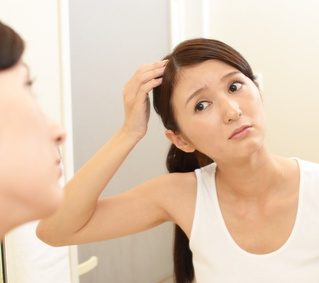 薄毛を気にする女性