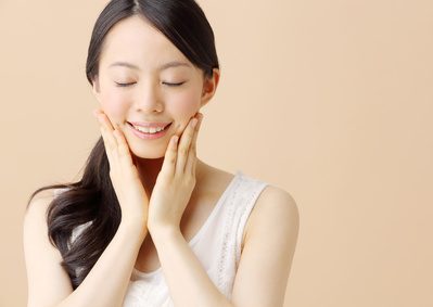 美肌のために水を飲む女性