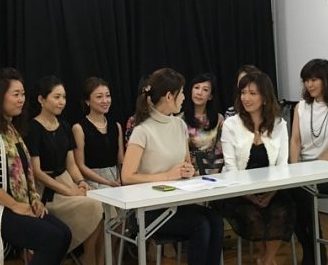 ナールスエイジングケアクイズについて話す女性たち