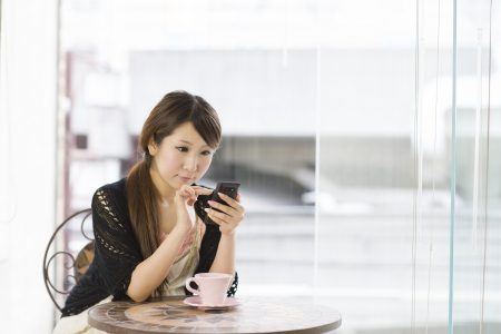 頭皮のたるみでおでこにしわができる女性